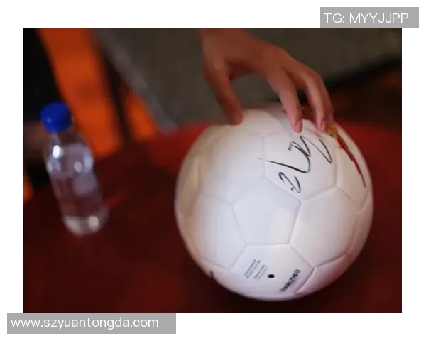 足球明星分享心中偶像故事与成长历程的深度访谈视频