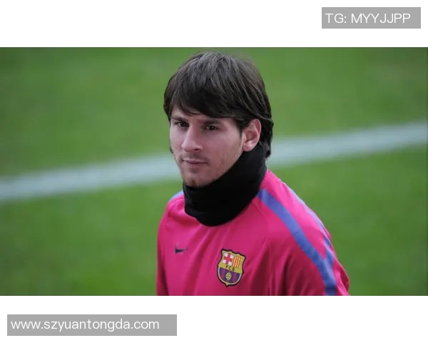 高清足球明星格子照片展示魅力瞬间尽显球场风采与个人风格