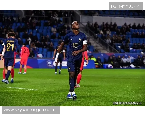 蓝色运动服下的足球明星们如何在赛场上展现风采与实力